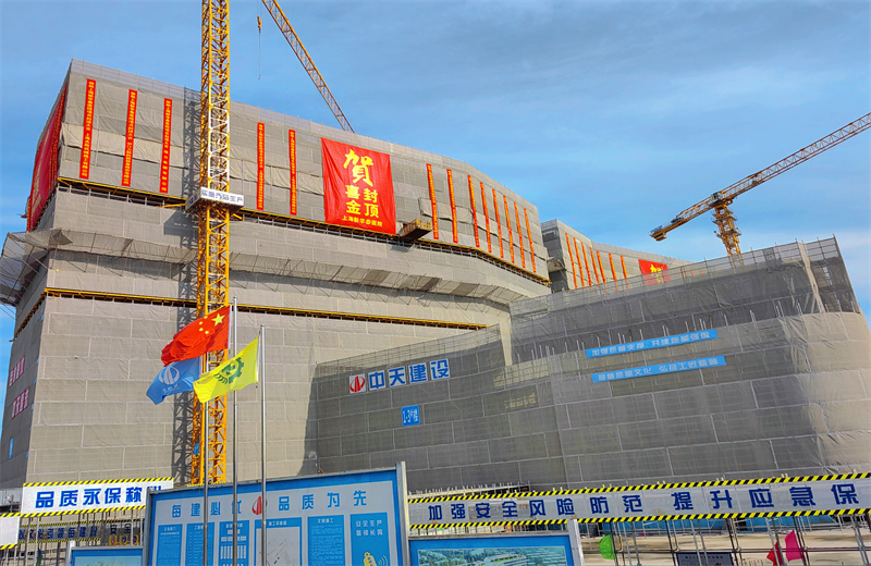 2024年10月30日，彩虹多多三建上海新华泰医院项目主体封顶。